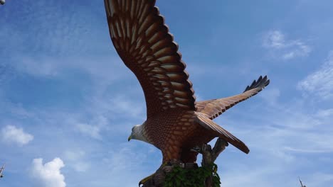 Estatua-De-águila-Gigante-En-Eagle-Square-En-Langkawi,-Cerca-Del-Puerto-De-Kuah