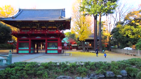 Parque-Del-Santuario-De-Nezu-Con-Antiguos-Edificios-De-Estilo-Japonés-En-La-Ciudad-De-Tokio-Japón,-4k-Panorámica-A-La-Izquierda