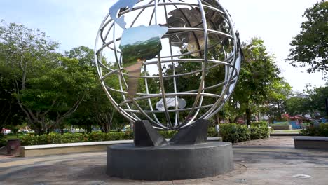 Globus-Kunststatue-Im-Park-In-Langkawi,-Kuah