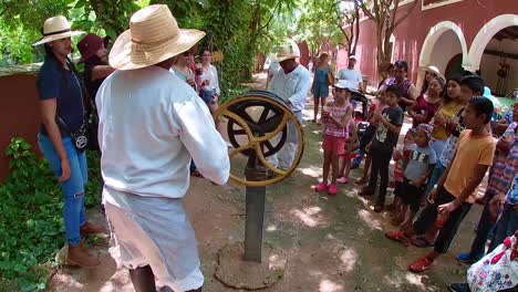 Zeitlupe,-Traditioneller-Ausarbeitungsprozess-Von-Henequen-Saiten-Auf-Einer-Farm-Im-Bundesstaat-Yucatan