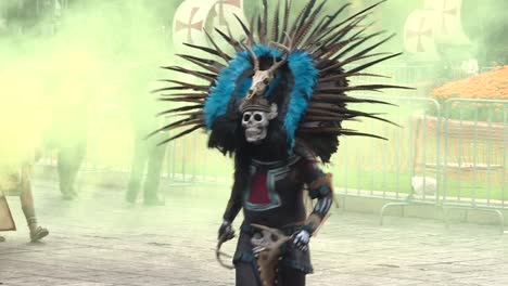 Mittlere-Aufnahme,-Prähispanischer-Charakter,-Der-Während-Der-Parade-Am-Tag-Der-Toten-In-Mexiko-Stadt-Auftritt