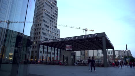 Entrada-De-La-Estación-De-Tren-Junto-A-Grandes-Torres-Modernas-En-Potsdamer-Platz