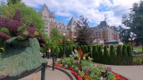 Blick-Auf-Die-Gartenhecke-Vor-Dem-Hotel-Fairmont-Empress-In-Victoria,-Kanada