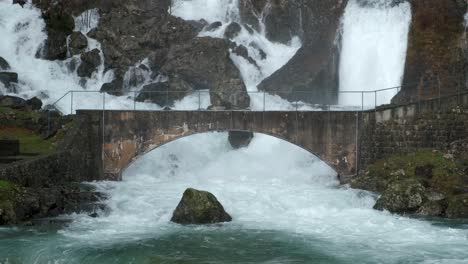 Am-Hang-Sprudelnde-Wasserfälle,-Die-Unter-Einer-Bogenbrücke-Fließen