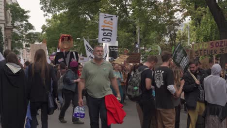 Lenta-Panorámica-Izquierda-Sobre-Multitudes-De-Manifestantes-Durante-Los-Viernes-Para-Futuras-Protestas-Contra-El-Cambio-Climático-En-Viena,-Austria.