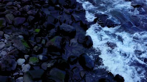 Niemand-Rollt-Salziges-Meerwasser,-Das-über-Schwarze-Vulkanische-Kieselsteine-Fließt-Und-Wellenschaum-Erzeugt.-Gezeiten,-Trockene-Und-Nasse-Strandsteine,-Insel-Madeira,-Portugal,-Atlantik,-Panoramablick,-Zeitlupe,-HD-Film