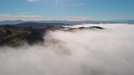 Langsam-über-Einem-Traumhaften-Panorama-Sanfter-Hügel-In-Einem-Wolkenmeer-Fliegen