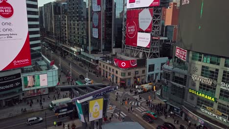 Flug-über-Yonge-Dundas-Square-In-Toronto,-Kanada,-Mit-Großen-Werbebildschirmen
