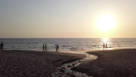 Schwenk-Des-Canggu-Strandes-Auf-Bali-Während-Des-Sonnenuntergangs