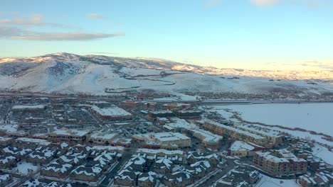 Geschäftiges-Dorf-In-Utah-Mit-Bergen-Im-Hintergrund