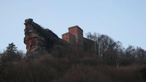 Castillo-Medieval-De-Arenisca-Trifels-En-Annweiler,-Bosque-Del-Palatinado,-Alemania