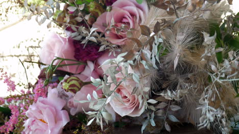 Strauß-Wunderschöner-Hochzeitsblumen-Auf-Einem-Stilvollen-Koffer,-Hochklappbar