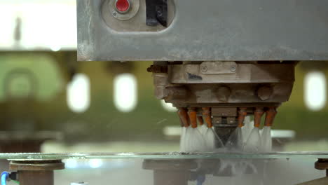 Nahaufnahme-Des-Fräsens-Einer-Glasscheibe-Mit-Einer-Wassergekühlten-CNC-Maschine
