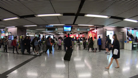 Hong-Kong-China,-Circa:-Gente-Abarrotada-En-El-Metro-De-Hong-Kong