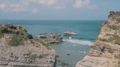 Impresionante-Video-Aéreo-De-Un-País-De-Las-Maravillas-Cinematográfico-De-La-Formación-Rocosa-Alapad-En-Basco-Batanes-En-Filipinas