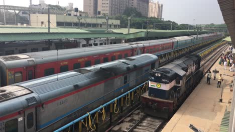 Un-Solo-Tren-Se-Acerca-A-La-Estación-De-Tren-En-La-India.