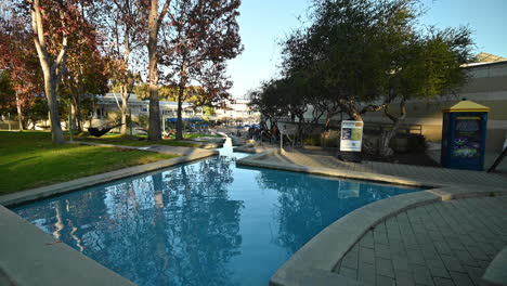 Das-Kühle-Und-Erfrischende-Wasserspiel-Der-Universität-Von-San-Diego,-Kalifornien