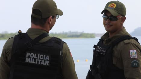 Latino-Militärpolizisten-Auf-Patrouille