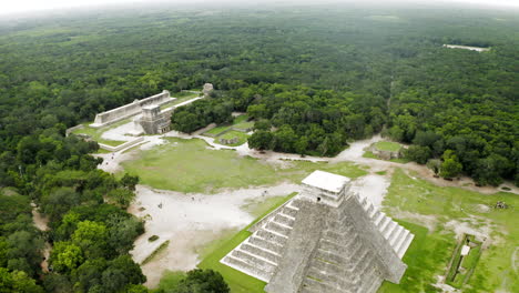 Aerial-perspective-of-the-Chichen-Itza-Pyramid,-court,-observatory,-all-the-buildings-and-jungle-from-above