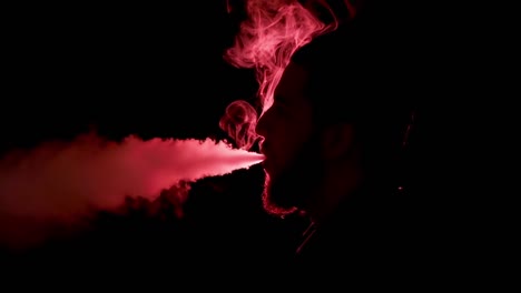 Silhouette-Eines-Rauchenden-Mannes-Auf-Dunklem-Hintergrund-Mit-Rotem-Licht