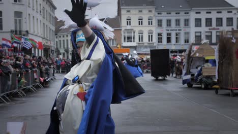 Participante-Del-Desfile-De-Carnaval-De-Aalst-Mostrando-Un-Disfraz-Espeluznante