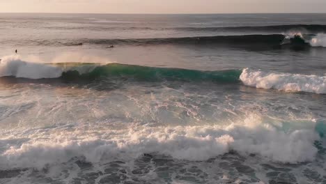 Surfer-Beobachten-Und-Fangen-Dann-Verschiedene-Wellen-Bei-Sonnenuntergang-An-Der-Nordküste-Von-Maui,-Hawaii,-In-Der-Nähe-Des-Ho&#39;okipa-Strands