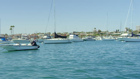 Zeitlupenboote-Im-Hafen-Von-Newport,-Kalifornien