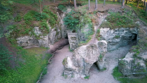 Teufelsofen-Oder-Großes-Geologisches-Naturdenkmal-Im-Gauja-nationalpark-Am-Lode-Behind-Cesis-In-Lettland