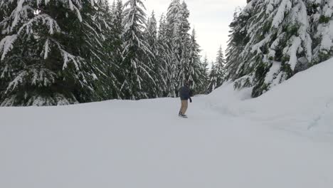 Skigebiet-Snoqualmie-Mit-Frischem-Pulverschnee-Bedeckt---Skifahren-Und-Snowboarden---Frau-Und-Mann-Genießen-Wintersport-An-Den-Hängen-Der-Cascade-Mountains