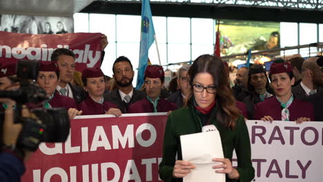 Ausstrahlung-Von-Air-Italy-Mitarbeitern-In-Uniform,-Die-Gegen-Entlassungen-Bei-Fluggesellschaften-Protestieren