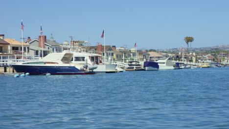 Luxusimmobilien-Und-Yachten-Im-Hafen-Von-Newport-In-Zeitlupe-Auf-Dem-Wasser