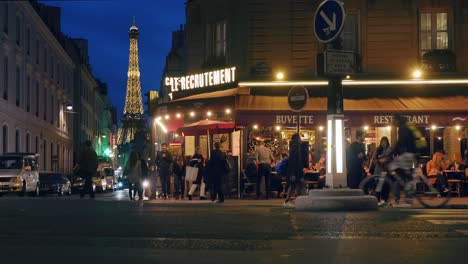 Blick-Entlang-Der-Rue-Saint-Dominique-In-Der-Abenddämmerung-Mit-Viel-Verkehr-Und-Dem-Eiffelturm-Im-Hintergrund,-Paris,-Frankreich