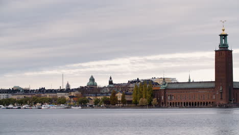 Stockholmer-Rathaus-Bei-Sonnenuntergang,-Schwenk