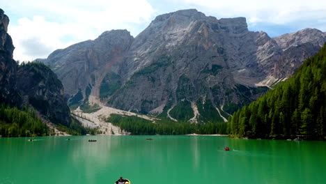 Lake-Braies-aka-Pragser-Wildsee-with-Paddle-boaters-enjoying-the-day,-Aerial-rising-reveal-shot