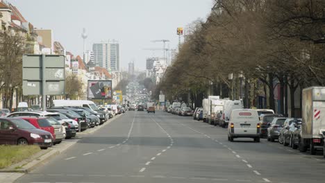 Zeitraffer:-Belebte-Straße-In-Berlin-Während-Der-Hauptverkehrszeit,-Die-Luftverschmutzung-Verursacht