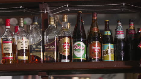 Botellas-De-Ron-Y-Cerveza-Peruana-Sentadas-En-Un-Estante-De-Un-Bar-En-Perú