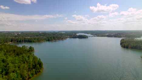 Panorama-Aéreo-Sobre-El-Lago-Hartwell-Con-Bosques-Idílicos,-Carolina-Del-Sur,-EE.UU.