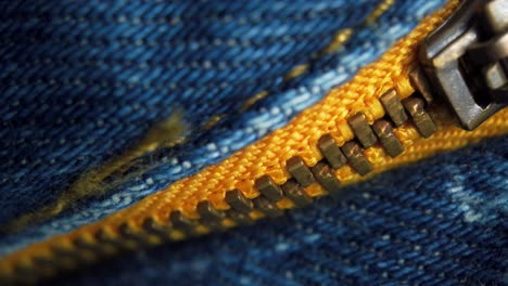 Jeansmaterial-Mit-Gelbem-Faden-Und-Reißverschluss