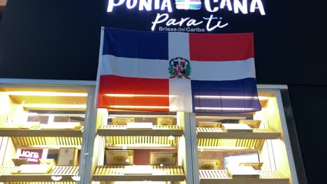 Zigarrenladen-Mit-Beleuchteter-Flagge-Der-Dominikanischen-Republik-Am-Flughafen-Punta-Cana