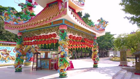Exterior-of-small-colorful-Chinese-Taoist-temple-shrine-in-Thailand,-wide-shot
