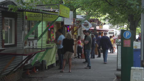 Menschen-Warten-Darauf,-Essen-Vor-Dem-5th-Avenue-Food-Cart-Pod-In-Der-Innenstadt-Von-Portland,-Oregon,-USA,-Zu-Bestellen