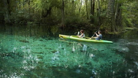 Pareja-De-Kayak-En-El-Río-Florida-Springs