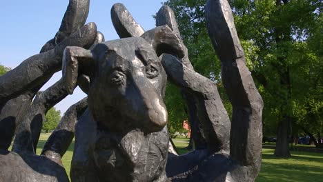Bronzestatue-Eines-Dzok-Hundes,-Symbol-Für-Loyalität,-Hingabe-Und-Freundschaft