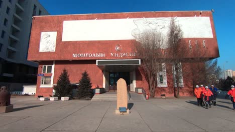 Bauarbeiter-Laufen-Am-Nationalmuseum-Der-Mongolei-In-Ulaanbaatar-Vorbei