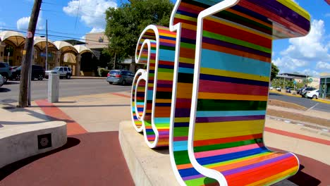 Eine-Schöne,-Gleichmäßige,-Sanfte-Zeitlupenaufnahme-Des-Farbenfrohen-ATX-Schildes-In-Austin,-Texas