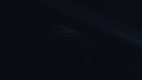 Blaues-Ford-Racing-Logo-Auf-Der-Motorabdeckung-Kommt-Zum-Vorschein
