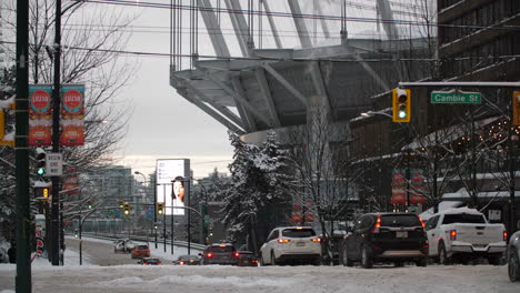 Verschneite-Straßen-In-Vancouver-Mit-Langsamem-Verkehr-In-Cambie-Und-Georgia