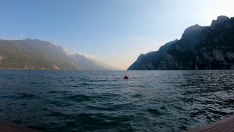 Wunderschöner-Zeitraffer-Am-Gardasee-In-Riva-Del-Garda-Im-Norden-Italiens-Mit-Einem-Atemberaubenden-Blick-Auf-Den-See-Und-Die-Alpen-Im-Hintergrund
