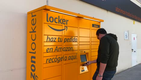 Ein-Mann-Holt-Ein-Paket-Am-Amazon-Hub-Locker-Abholpunkt-In-Spanien-Ab