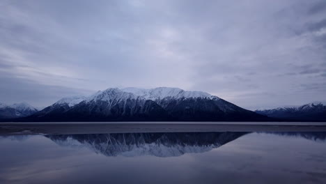 Timelapse-De-Nubes-Oscuras-Mientras-Pasan-Sobre-Montañas-Nevadas-Y-Giran-De-Nuevo-En-Alaska